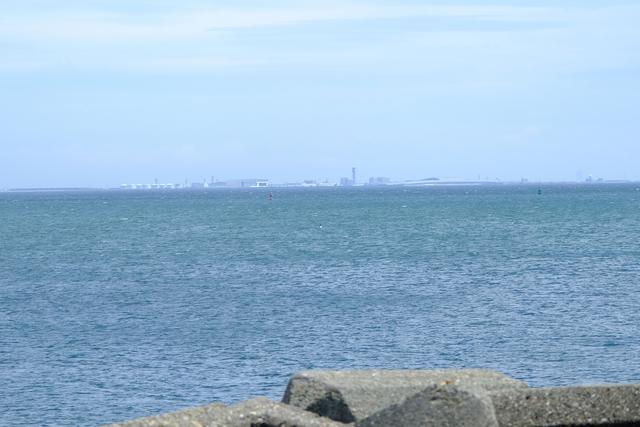 画像: 海沿いまで出ると、関西国際空港がしっかり見えました。
