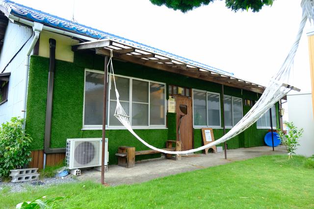 画像: 淡輪のカフェは眩しいくらいの芝生とハンモックが目印。「IROHA Picture book and Cafe」