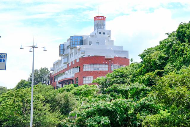 画像: 海岸へ戻り、気になっていたあの建物へ!波を超えてこちらに近づいてくるような迫力があります。