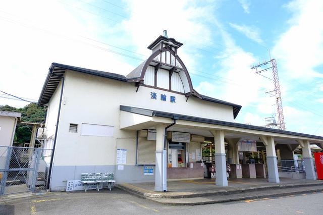 画像: 初めて降り立った淡輪駅は洋風木造建築のおしゃれな駅舎。大正時代に建てられた瀟洒なデザイン。