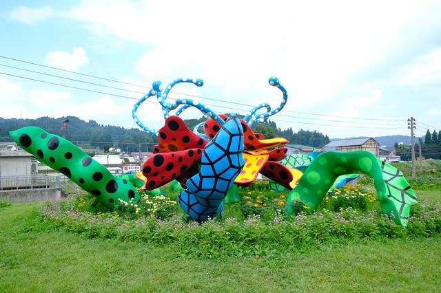 画像: 草間彌生「花咲ける妻有」が出迎えてくれる、まつだい駅