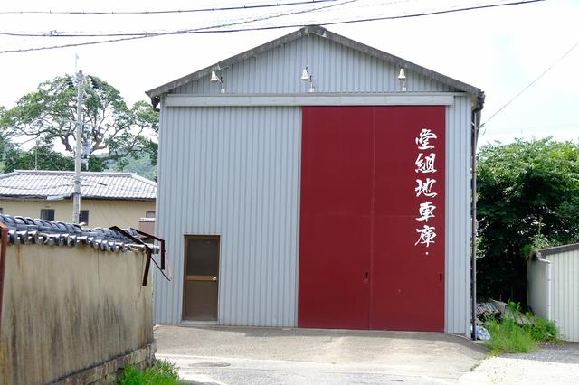 画像: 神社横には地車(やぐら)庫があります。3台の地車を曳き、練り歩く秋祭りが行われます。