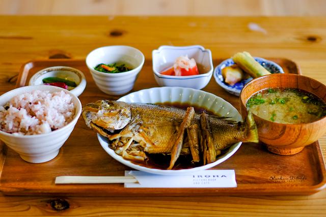 画像: 若いご夫婦が営むカフェ。小鉢がたくさんつく料理は奥様の手作り。豆苗のナムルやアスパラと鶏肉の春巻きなど。