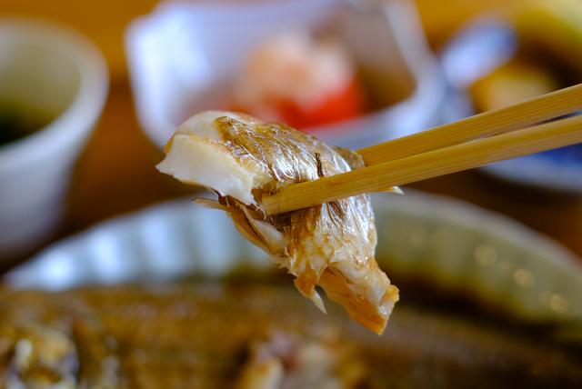 画像: 料理はシェア出来るよう、そして子どもでも食べられるものをという心遣い。特に、魚を食べてほしいという気持ちで、メインは魚と決めているそう。