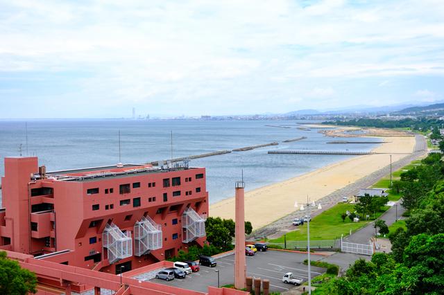 画像: 海側を見ると「淡輪ときめきビーチ」の長い砂浜が見えました。部屋からみたら最高でしょうね。