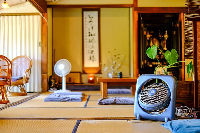 画像: 店内は寛ぎの空間。靴を脱いで畳に上がって、静かに扇風機の風を浴びる。もうこのまま寝っ転がりたい。