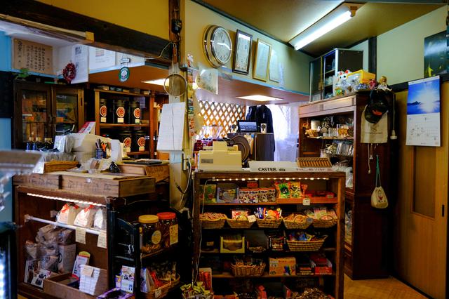 画像: 入口には駄菓子や近隣のお菓子屋さんのケーキやゼリーが並びます。