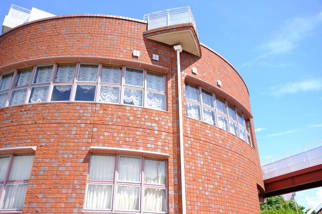 画像: 窓も多くてバルコニーもあります。周辺の自然豊かな環境の中に建つホテルです。