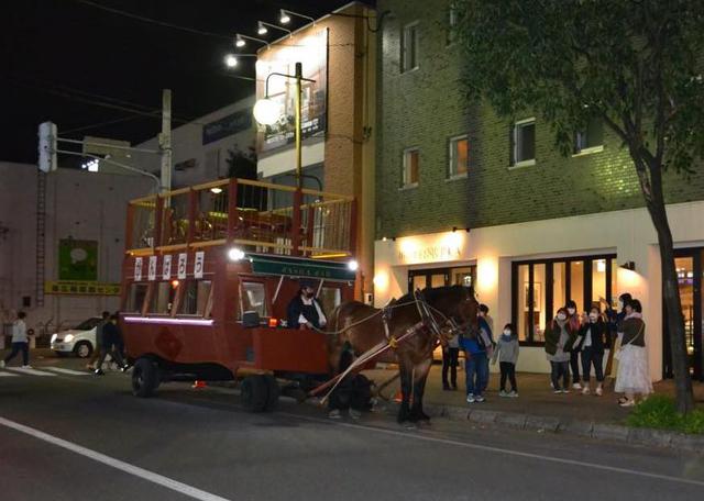 画像1: 変わらず人気の十勝名物「馬車BAR」