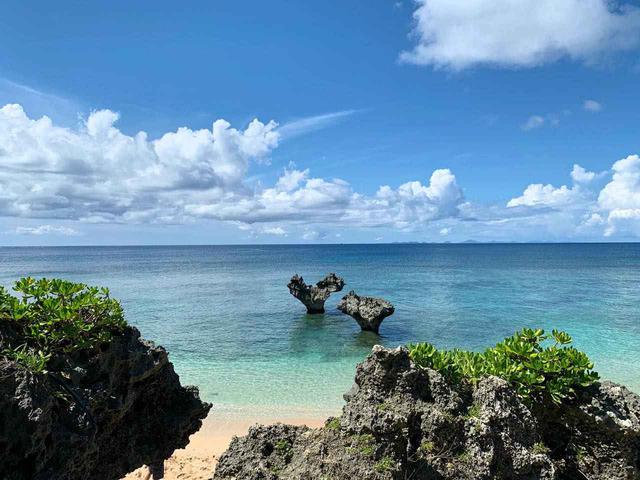 画像2: 恋のパワースポット「ティーヌ浜」には、多くの若者が