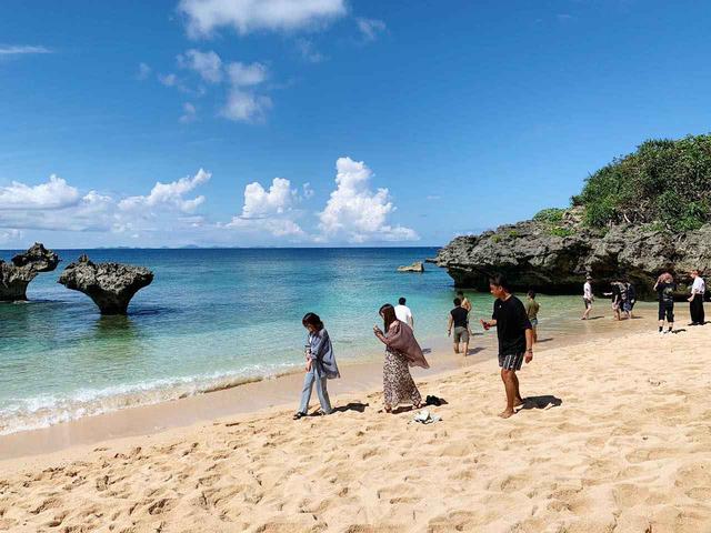 画像3: 恋のパワースポット「ティーヌ浜」には、多くの若者が