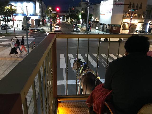 画像: 2階席からは、普段は頭上高く見えているビルや信号機がとても低く感じられます。