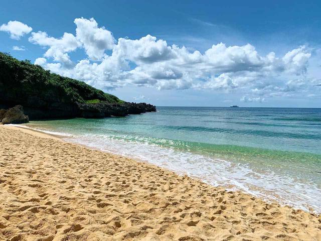 画像1: 恋のパワースポット「ティーヌ浜」には、多くの若者が