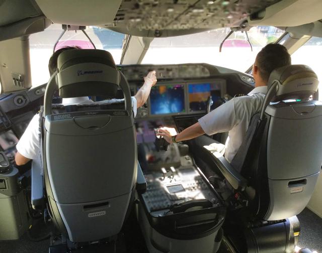 画像2: 飛行機雑学File 1 お客さまの安全のため、機長と副操縦士は別々の食事を取ります