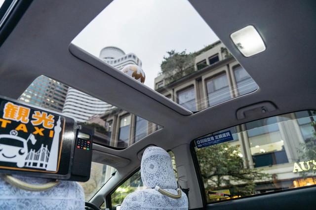 画像: 観光タクシーにはパノラマルーフから、外の景色が眺められるようになっている車両がある。