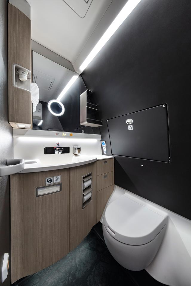 画像: 飛行機雑学File 5 トイレを勢いよく流すために、実は“気圧”を利用しています
