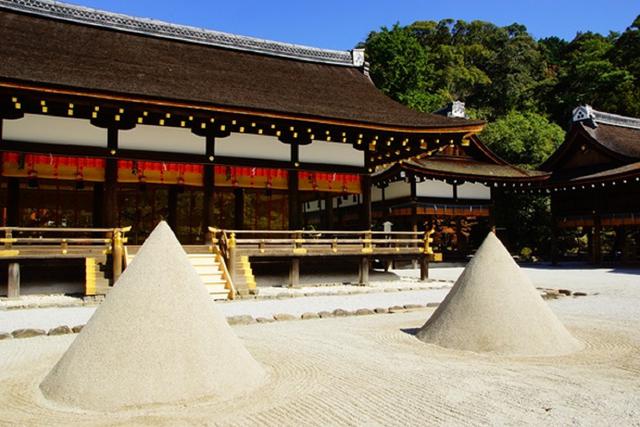 画像: 立砂。御祭神が降臨された山を模しています