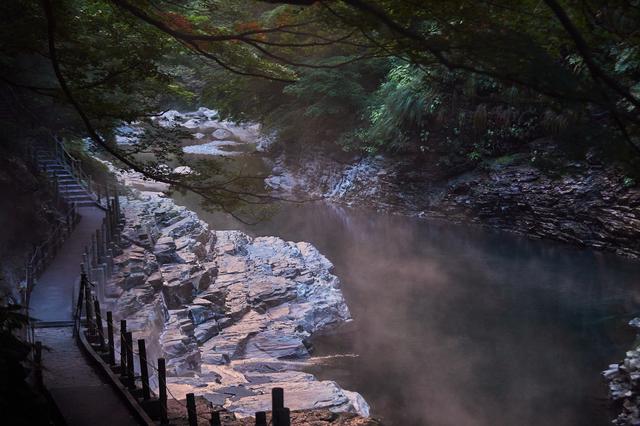 画像1: 悠久のときをかけて水が温泉を掘り当てた、小安峡の「大噴湯」