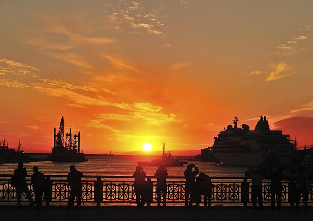 画像1: 美しいオレンジ色に染まる世界三大夕日「釧路港の夕日」