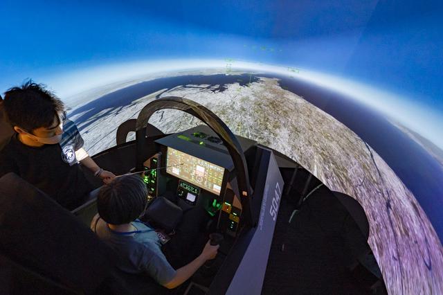 画像1: 本格的なフライトシミュレーターで航空機を操縦