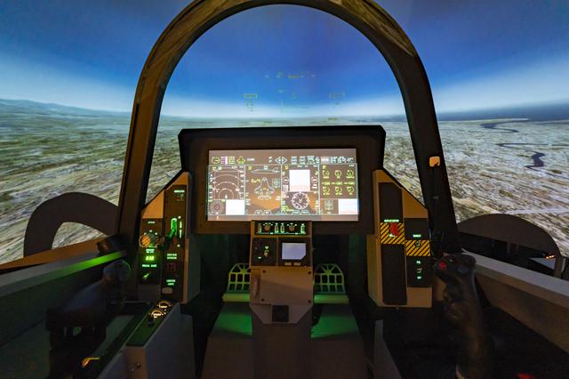 画像2: 本格的なフライトシミュレーターで航空機を操縦