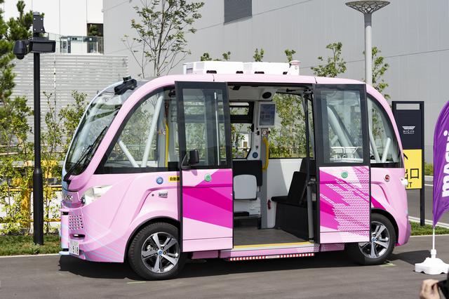 画像1: ハンドルがない「自律走行バス」が無料で運行