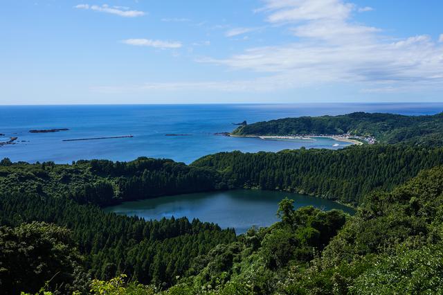 画像: 戸賀湾と二ノ目潟