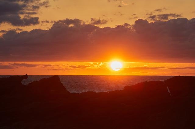 画像2: 夕日にシルエットを照らされる「ゴジラ岩」は必見のスポット