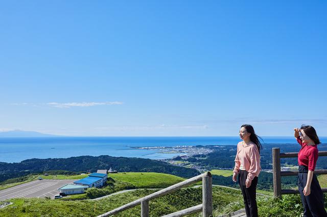 画像: 男鹿半島の入り口から、360度の眺望を楽しめる「寒風山回転展望台」