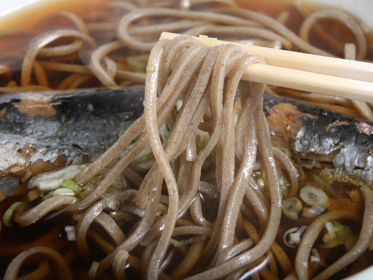 画像: 七戸の方に作ってもらったそば粉を用い、自ら“十一”で打つ。意外にもしっかりとした食感