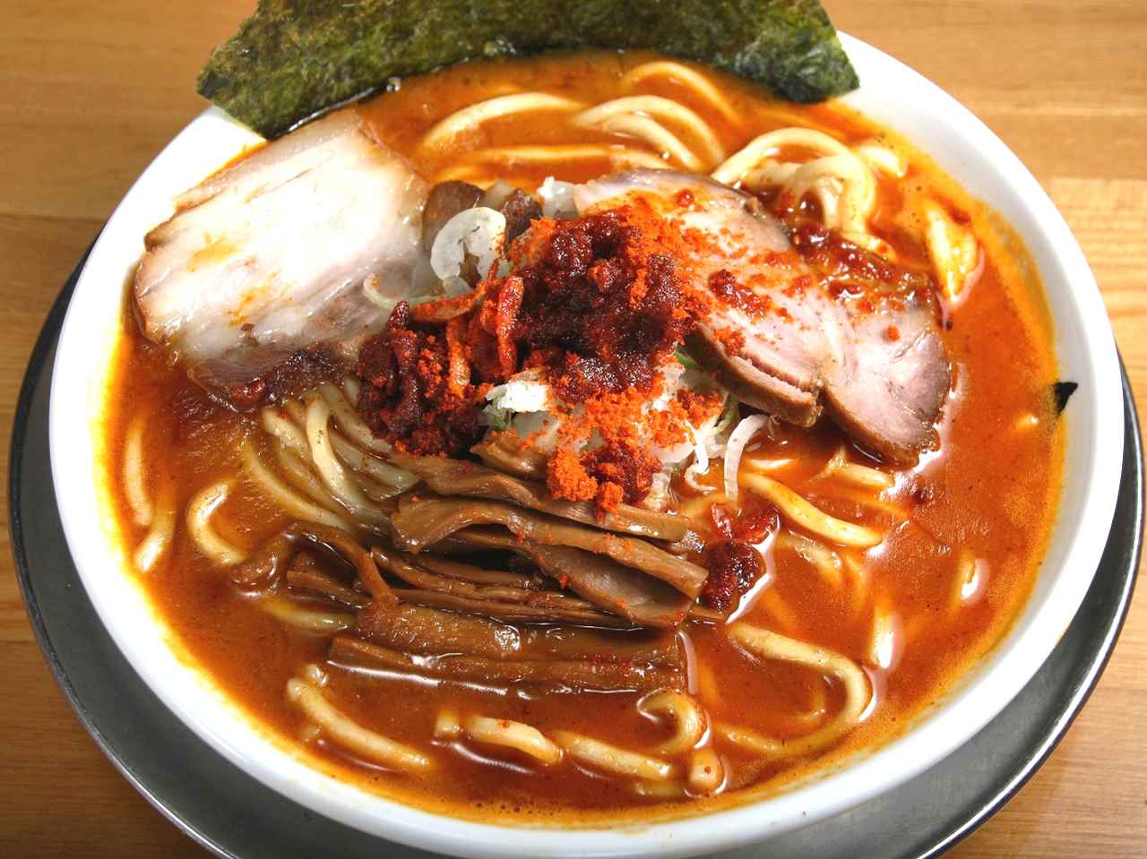 画像: 魚辛ソバ(中) 850円。清水森ナンバを用いた、辛さの中に旨みも溶けこむスープ。