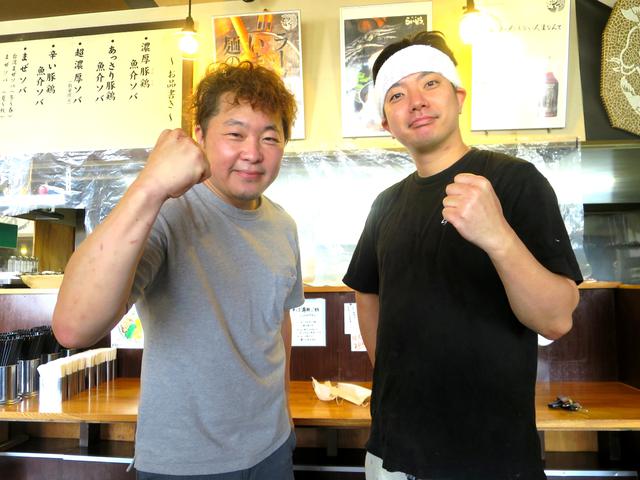 画像: 職人気質で常にラーメン作りに真剣な三上玲(左)さんと「麺屋らいぞう」店長の福士雄太さん
