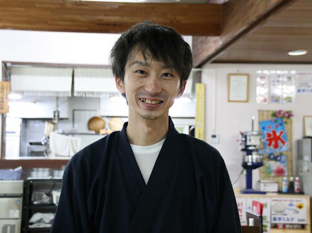 画像: 「おおせっか」主事の小比類巻 淳さん。三沢出身で、東京の飲食店でも腕を揮った
