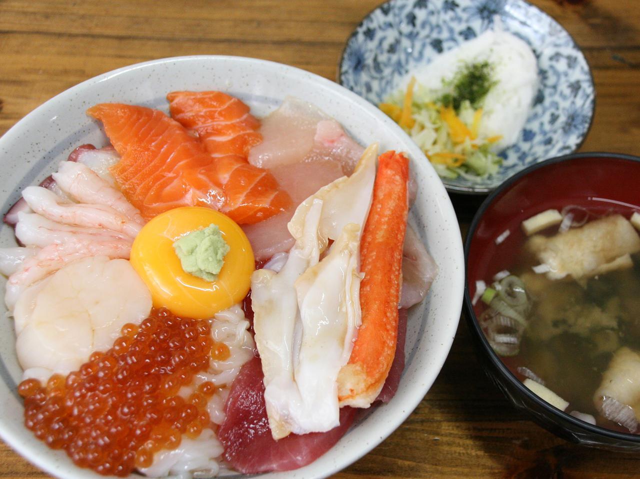 画像: 漁師の漬丼 1850円(限定7食) 新鮮な地元などの海産物が10種類も載ったイチオシ