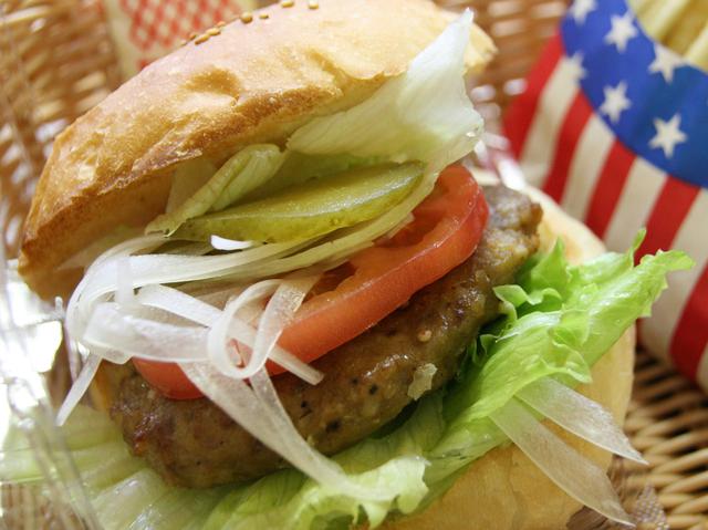 画像: レタスやトマトなどの野菜を自分好みに挟んで味わうハンバーガー