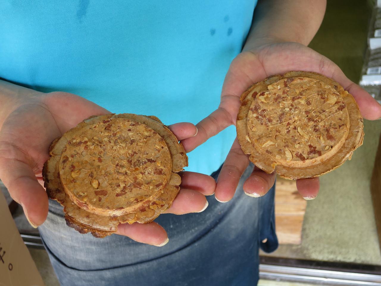 画像: 焦げる直前で焼き上げた南部せんべいは、他店より色が濃く、とても香ばしい