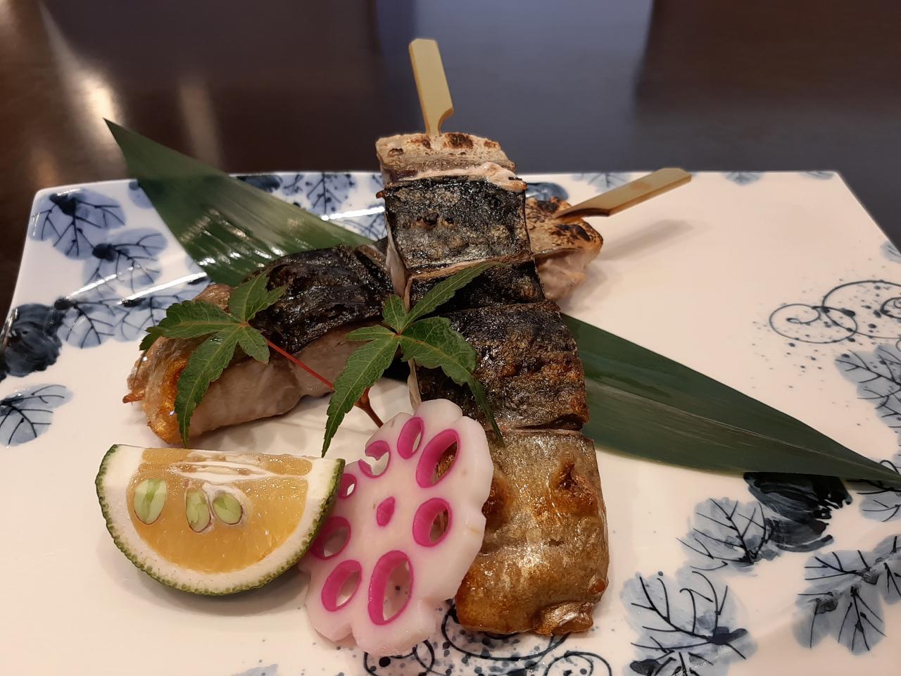 画像: 「銀ざばの串焼き」1本500円。パリッと焼かれた皮の食感や、ジューシーな脂、芳醇な旨みを一度に