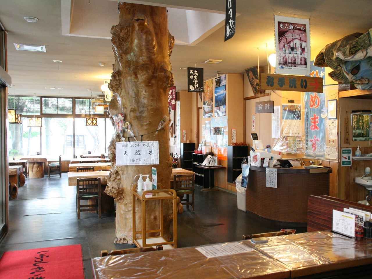 画像: 白神山地から切り出した“とちの木”が店内に。テーブルもとちの木などを使用