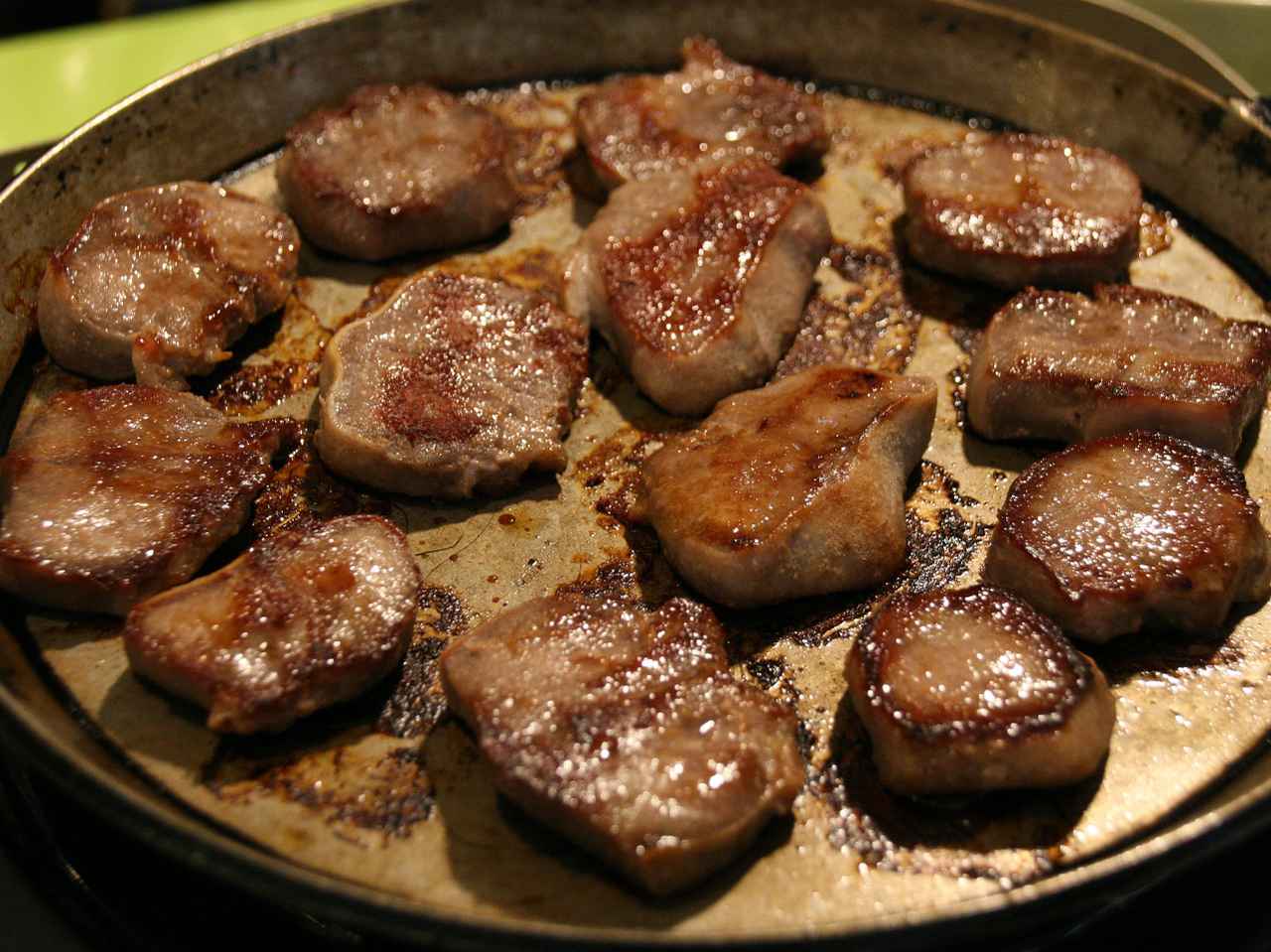 画像: 「金龍食堂のブタたん焼き」。分厚いブタたんは噛み応えあり、ジューシー♪