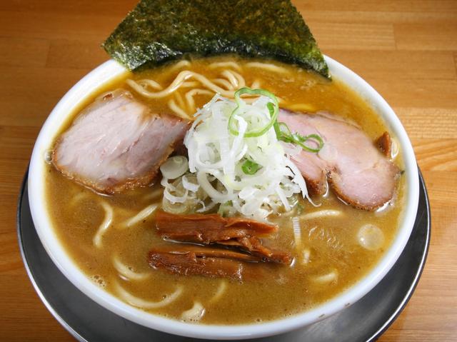 画像: 豚鶏魚介ソバ(中) 730円。濃厚&バランス重視の1杯は、実は熱々な仕上がり