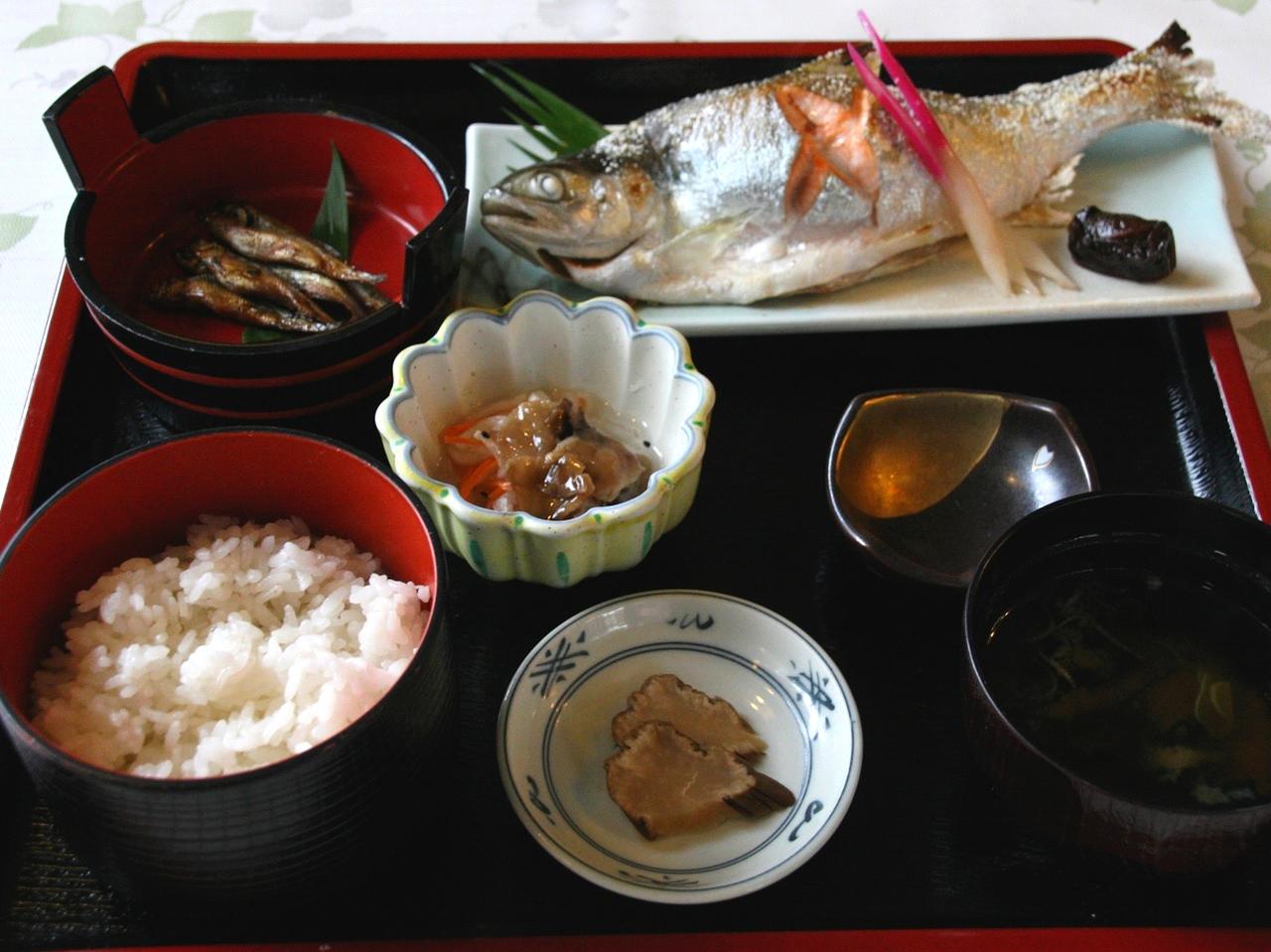 画像: 「ひめます塩焼き定食」1750円。ひめますの旨みと焼いた香ばしさを、一度に満喫