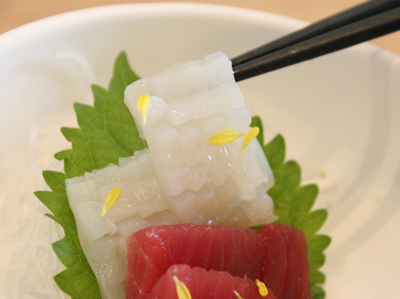 画像: ねっとりとした、いか刺し(現在は三陸沖)の旨み。まぐろ刺しと共に