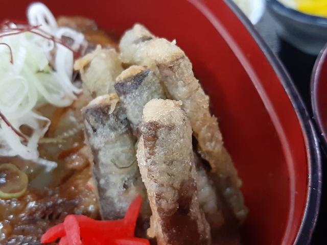 画像: シャキシャキとした地元のごぼうを用いた天ぷらも添えられている