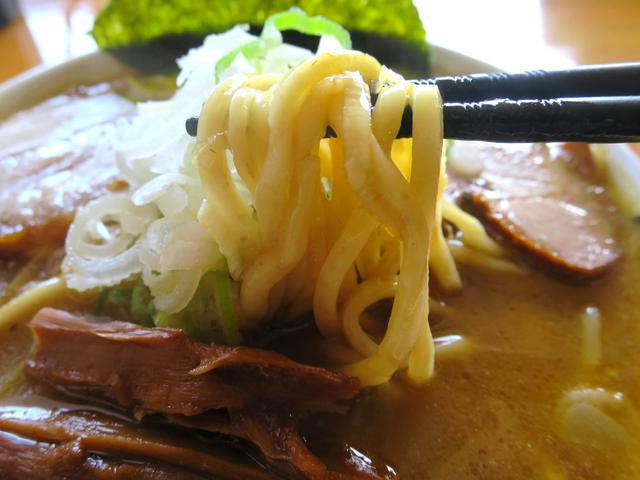画像: 自家製の中太麺は“中”で200g。当日朝に作成する麺ゆえ、小麦粉の風味も活きる