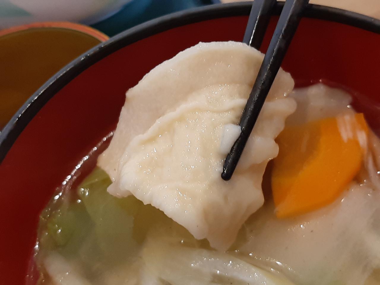 画像: 南部せんべいが入った八戸名物せんべい汁。あらかじめ割ってあり、しっとり食べやすい