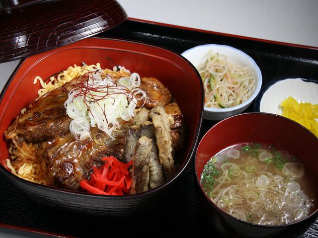 画像: パイカ蒲焼丼 700円。お味噌汁やお新香などが付く。ご飯大盛はプラス100円