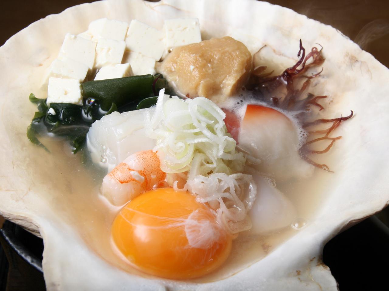 画像: 青森名物のみそ貝焼き。卓上で火にかけ、味噌と卵をといで熱々を。爽やかなしょっぱさがいい