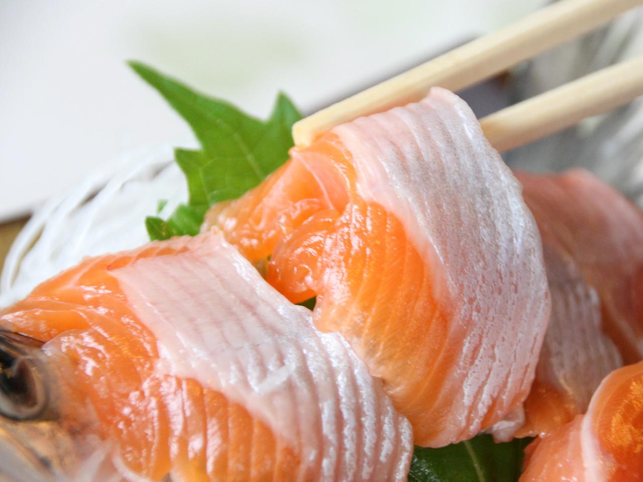 画像: 驚愕の旨みのひめます刺身。ピンク色だが、増えたわかさぎを食べるため、白めなタイプも増加中