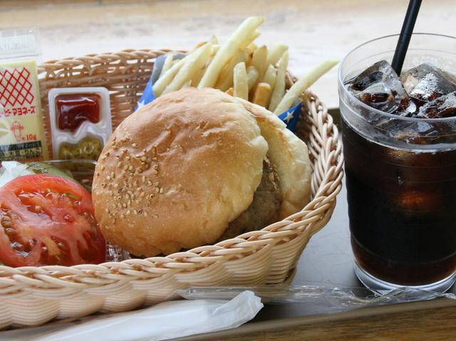 画像: 三沢エアフォースバーガー セット 650円。ポテトもBIGサイズで食べ応えあり