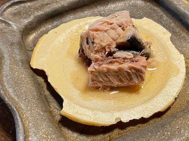 画像1: 八戸のソウルフード・南部せんべいと、脂の乗ったサバの水煮缶